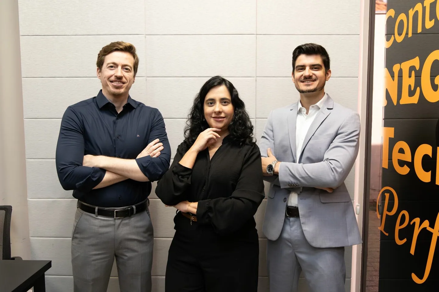 Equipe da inBlue reunida em ambiente de trabalho